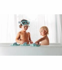 Oli & Carol Water Shark Bath Toy -Britax || Little Unicorn || Graco Shop oli carol water shark bath toy 49